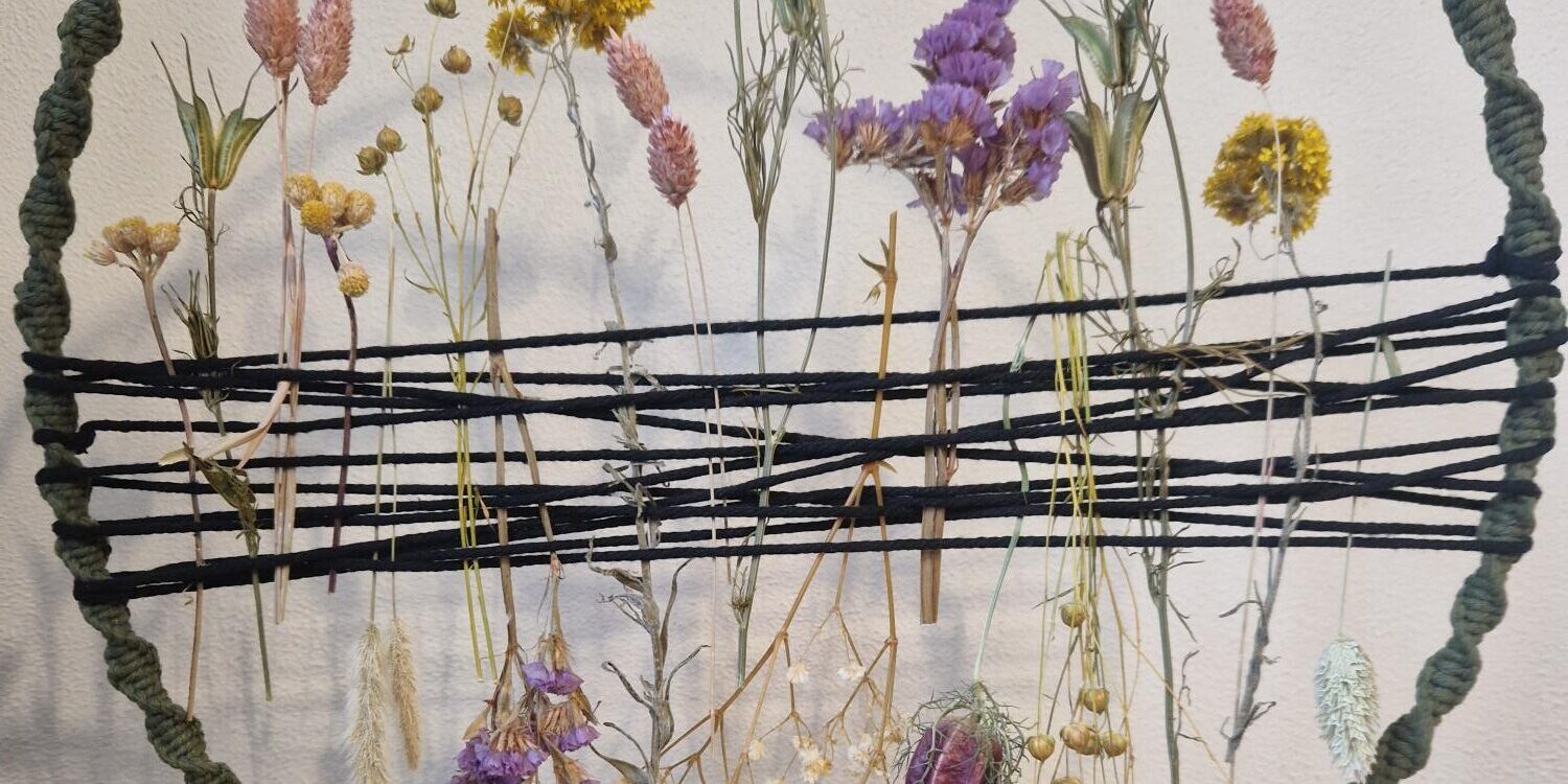 SK004 – Macramé ring met droogbloemen groot