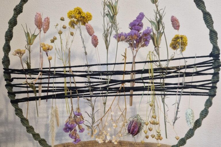 SK004 – Macramé ring met droogbloemen groot